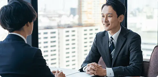 資料を前にして商談する2人のビジネスマン
