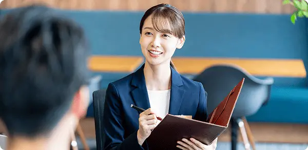 笑顔でヒアリング中の女性スタッフ