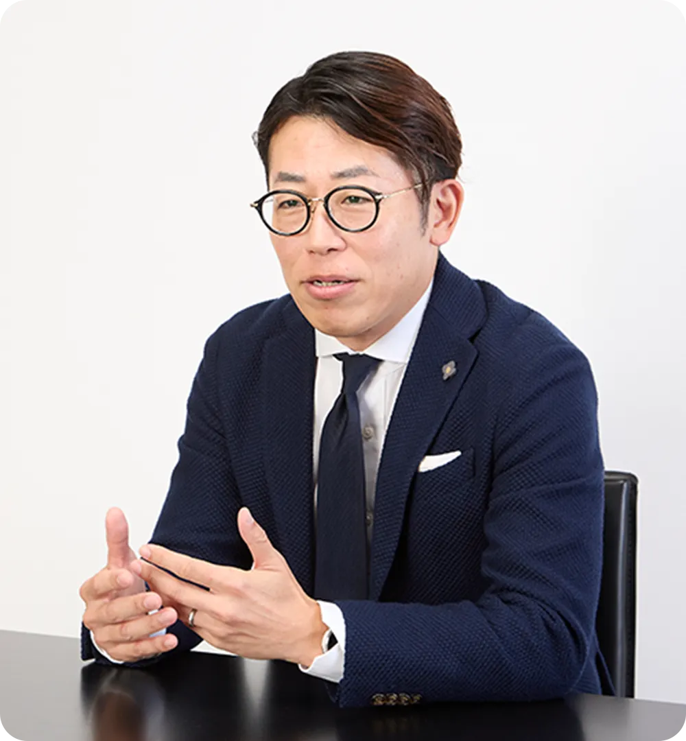 生成AIリスキリング研修を担当するファシリテーター 横山大輔。多様な企業の経営会議やプロジェクト会議で場作りを行う専門家として、組織のAI活用を導きます。